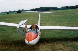 Joan Hartley à bord d'un Junior