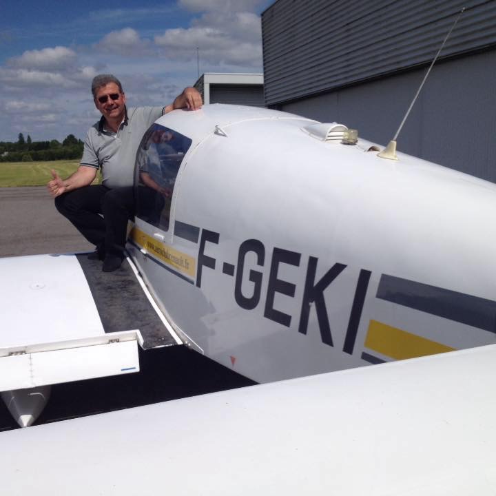 Jean-Luc Madras devant un avion