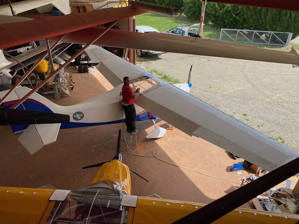 Changement de verrière sur l'ULM ACSF à Villefranche de Rouergue