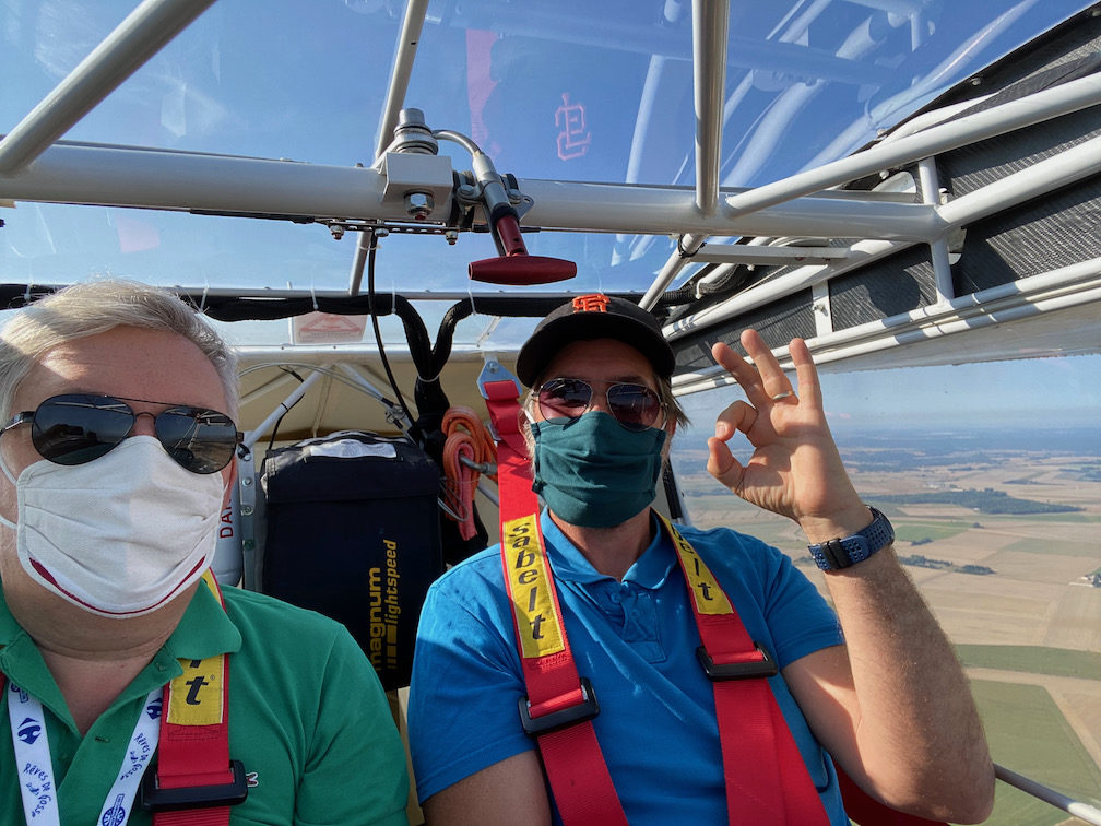 Un élève sourd et son instructeur sourd avec masques à bord de l'ULM SG10A de l'ACSF
